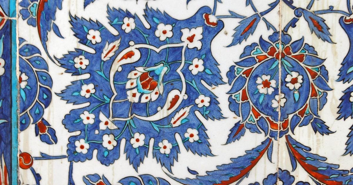 Rüstem Paşa Camii'nden kobalt mavisi, turkuaz ve mercan kırmızısı çiçek motifli İznik çinileri