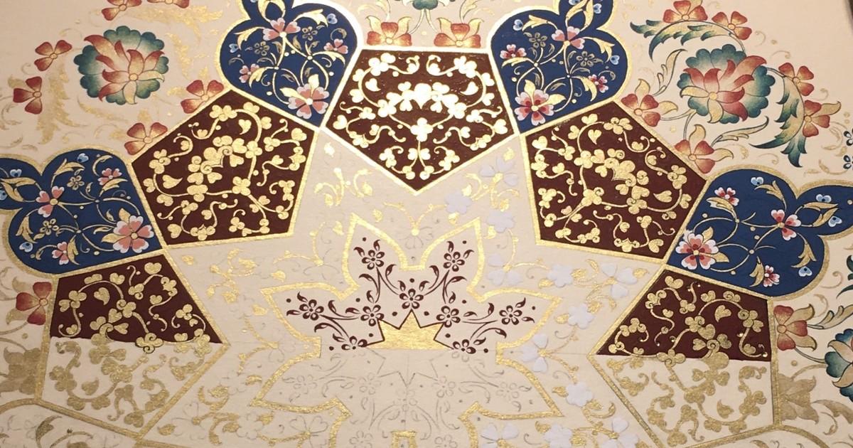 Altın yıldız şemse etrafında lacivert ve bordo panellerle işlenmiş, hatâyî çiçekli bir tezhip çalışması