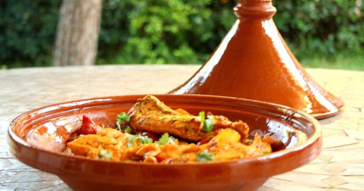 Külah kapaklı toprak bir tajin kabında pişmiş Fas usulü yemek