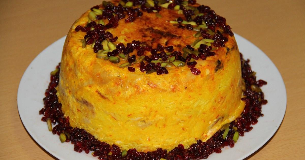 Safranla altın sarısına boyanmış, çıtır kabuklu ve zereşkli İran pilavı: tahçin