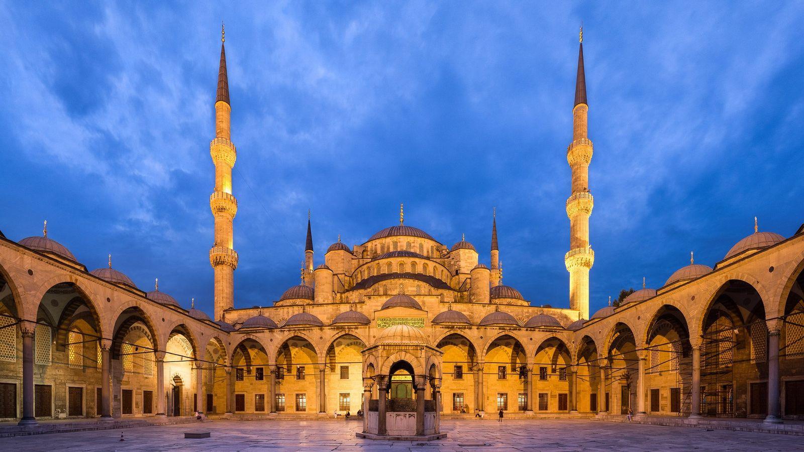 Akşam ışıkları altında Sultanahmet Camii'nin avlusu