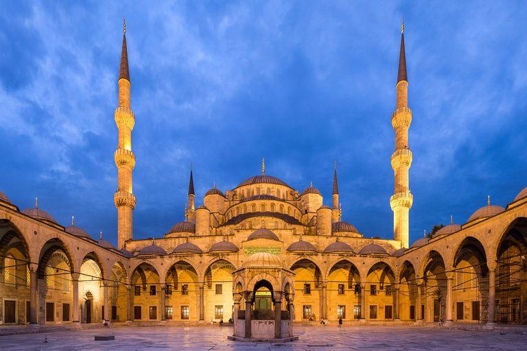 Akşam ışıkları altında Sultanahmet Camii'nin avlusu