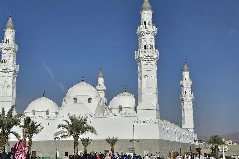 Medine'deki Kubâ Mescidi'nin beyaz kubbeleri ve minareleri