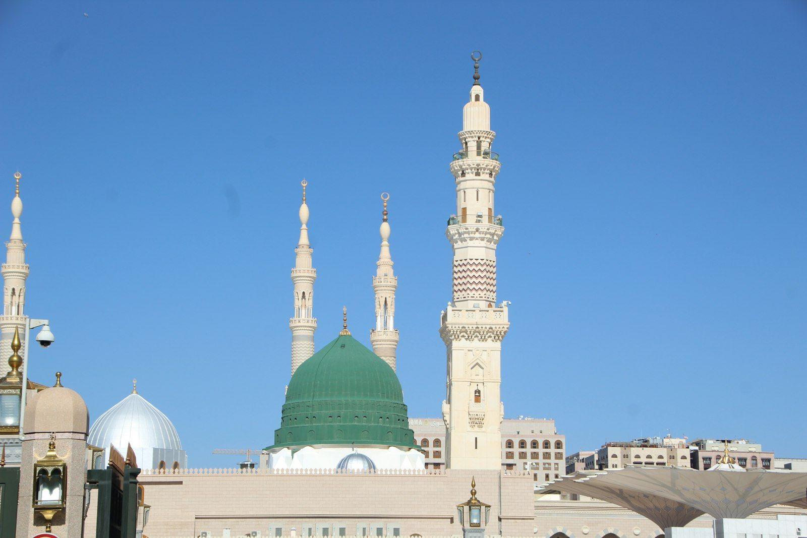 Mescid-i Nebevî'nin yeşil kubbesi ve minareleri, Medine