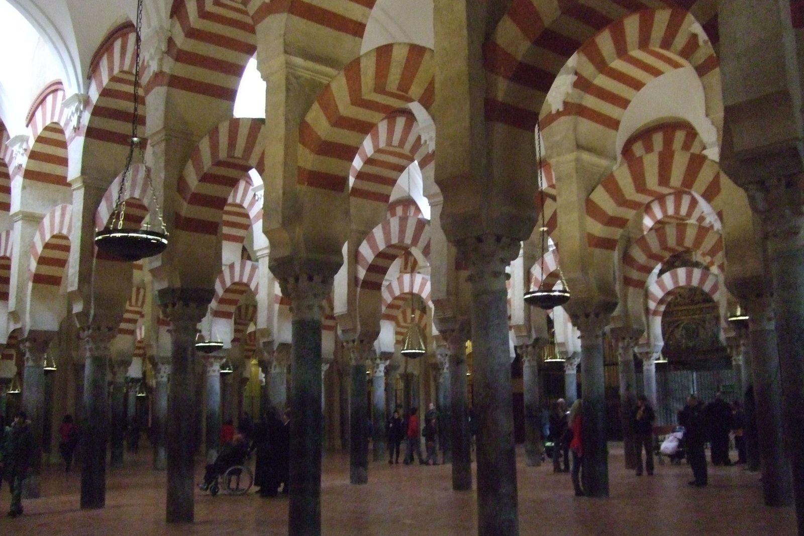 Kurtuba Ulu Camii'nin çift renkli kemerleri