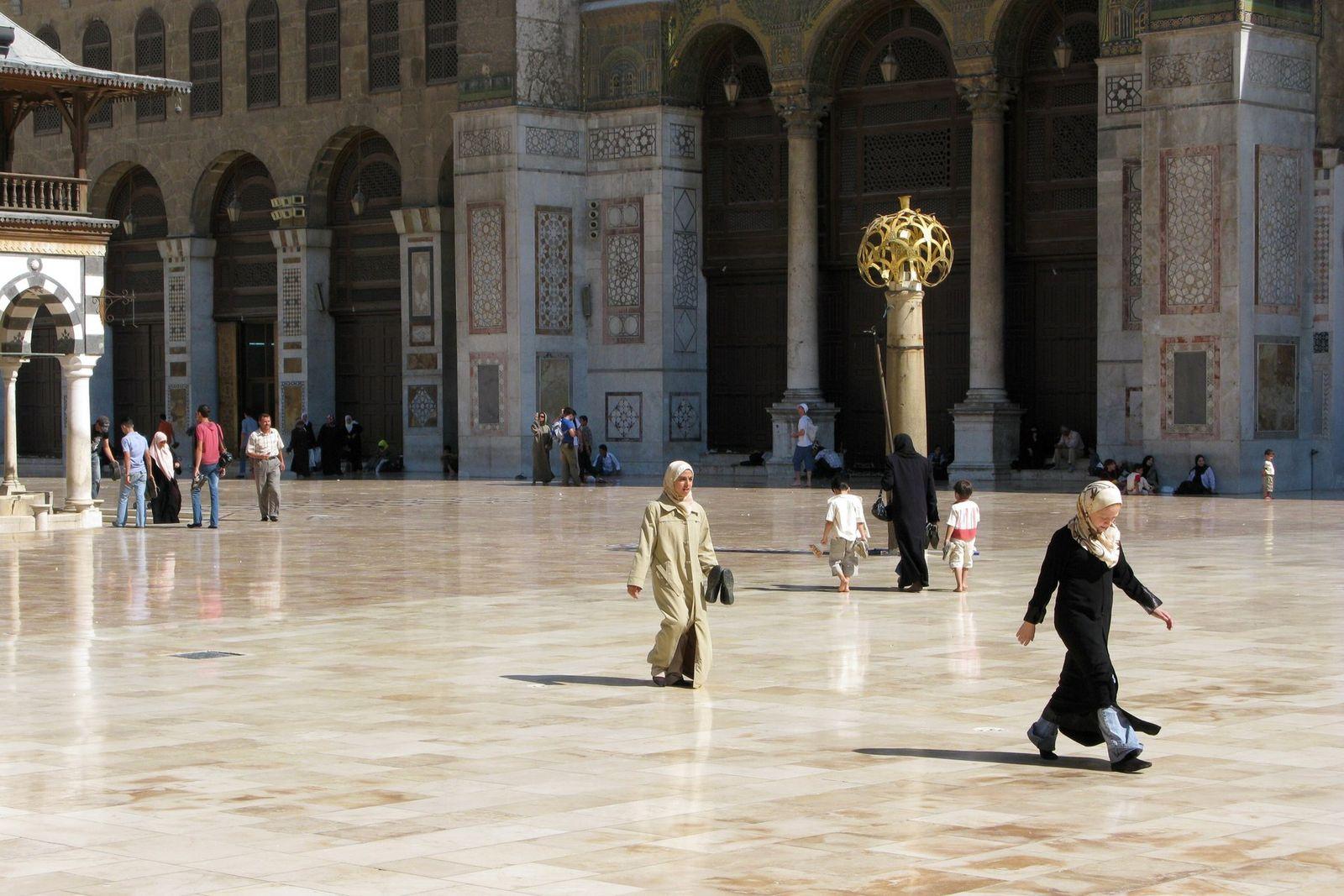 Şam'daki Emevî Camii'nin avlusu