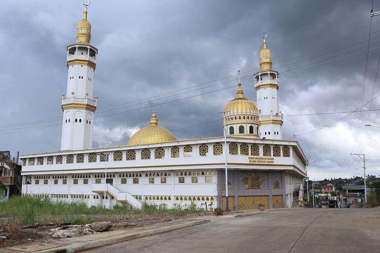 Marawi'de iki minareli, altın kubbeli beyaz Marawi Ulu Camii