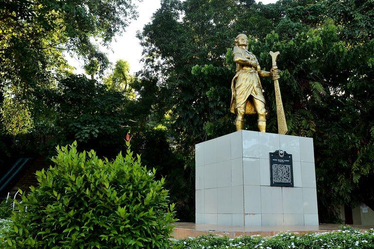 Cotabato şehrinde, elinde kılıç tutan Sultan Muhammed Dipatuan Kudarat'ın altın renkli heykeli