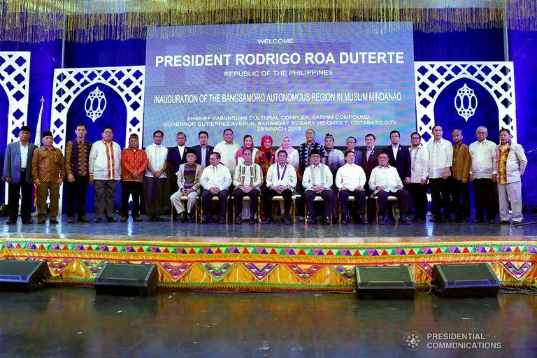 Bangsamoro Geçiş Otoritesi üyeleri, 2019'daki açılış töreninde sahnede toplu fotoğraf veriyor