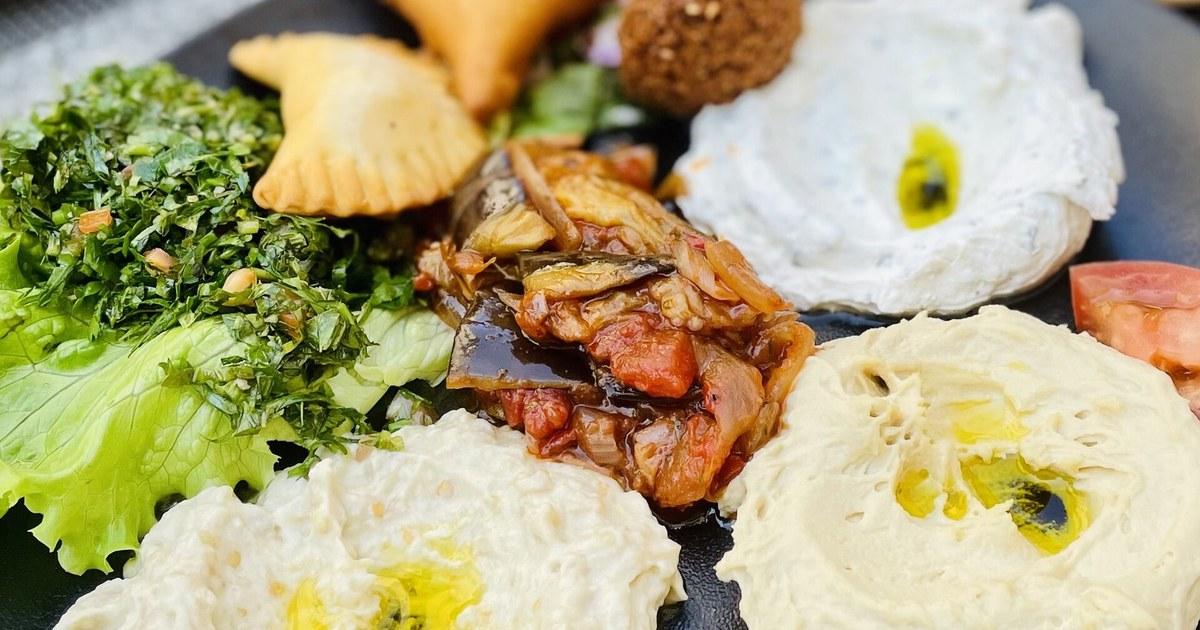 Humus, tabule, falafel ve çeşitli ezmelerle dolu bir Lübnan meze tabağı