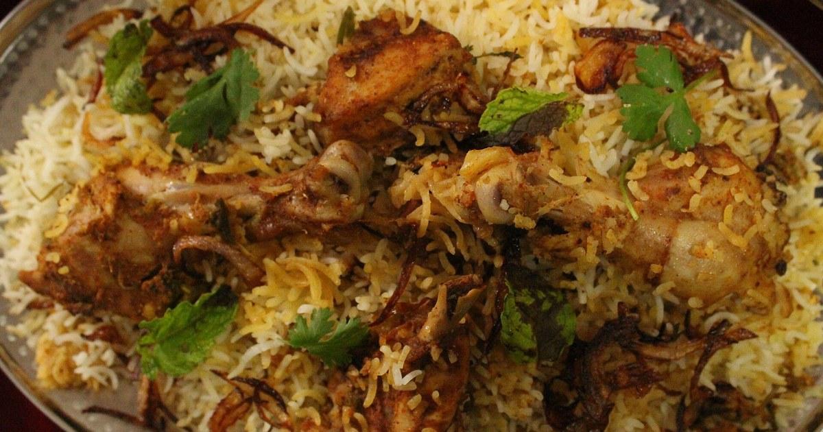 Büyük bir kapta baharatlı, renkli pirinç ve etle hazırlanmış Pakistan usulü biryani