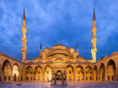 Akşam ışıkları altında Sultanahmet Camii'nin avlusu